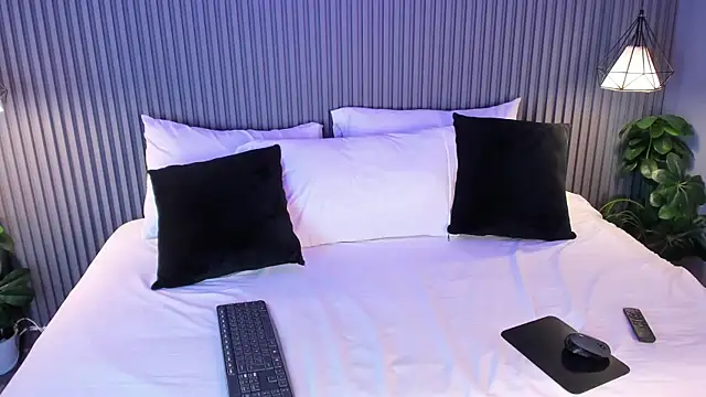 Yalezka  online show from April 9, 2026, 4:12 am