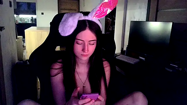 karlaluuvv online show from April 3, 2026, 5:55 pm