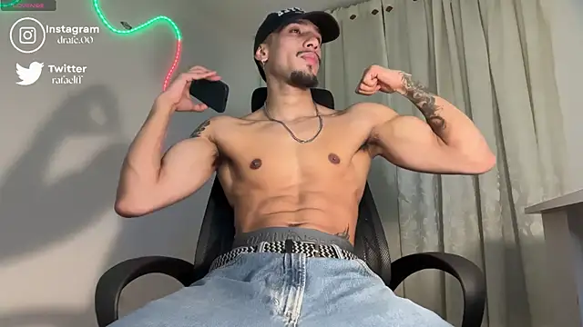 Snapshot of rafael_stone11 chatting on April 24, 2026, 1:30 am rafael stone11 online show from April 24, 2026, 1:30 am