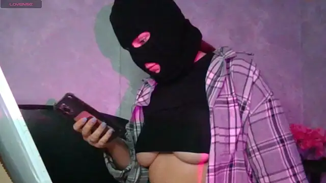 Snapshot of YenMoore chatting on February 5, 2026, 8:19 am YenMoore online show from February 5, 2026, 8:19 am