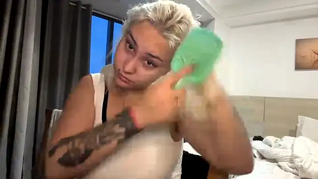 LuxureMia online show from February 12, 2026, 11:05 am