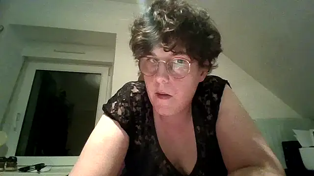 OIseauNoir88 online show from February 9, 2026, 8:57 pm