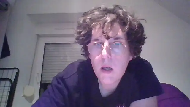 Snapshot of OIseauNoir88 chatting on April 5, 2026, 8:17 pm OIseauNoir88 online show from April 5, 2026, 8:17 pm