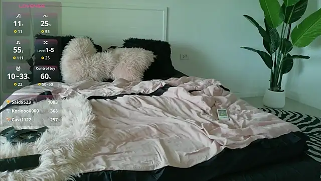 SweetLucyX online show from May 15, 2026, 10:50 pm