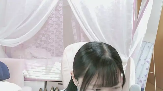 Snapshot of MOE_o0 chatting on May 3, 2026, 9:15 am MOE o0 online show from May 3, 2026, 9:15 am