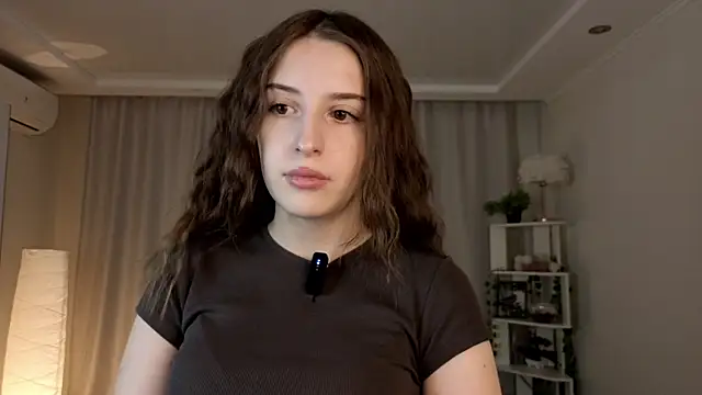 LeanneDinkle online show from April 18, 2026, 4:27 am