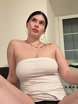 Snapshot of Evie-Moore chatting on February 24, 2026, 10:30 pm Evie-Moore online show from February 24, 2026, 10:30 pm