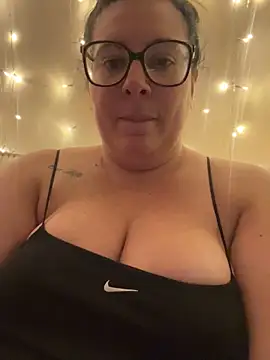 Snapshot of JasmineGlow7 chatting on February 18, 2026, 10:06 pm JasmineGlow7 online show from February 18, 2026, 10:06 pm