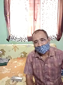 Snapshot of HoneyHush chatting on February 6, 2026, 8:07 am HoneyHush online show from February 6, 2026, 8:07 am