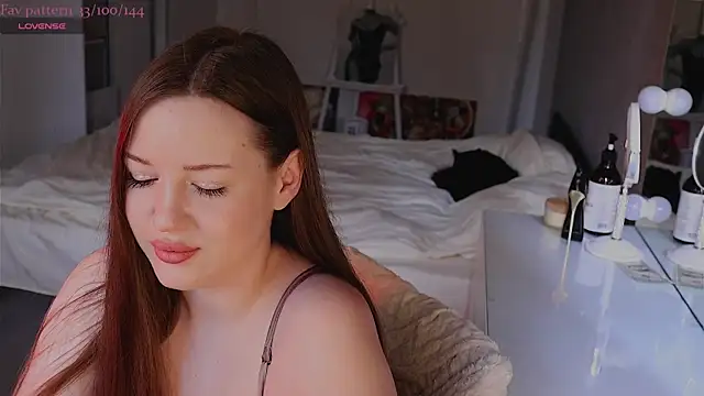 Snapshot of Alisia_here chatting on May 7, 2026, 8:42 am Alisia here online show from May 7, 2026, 8:42 am