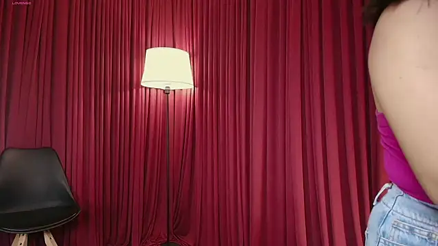 Snapshot of Sharlotte__1 chatting on April 6, 2026, 11:33 am Sharlotte 1 online show from April 6, 2026, 11:33 am