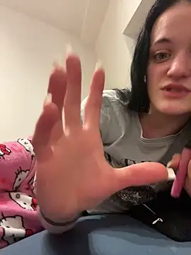 Snapshot of LeonieClaire chatting on February 15, 2026, 10:39 pm LeonieClaire online show from February 15, 2026, 10:39 pm