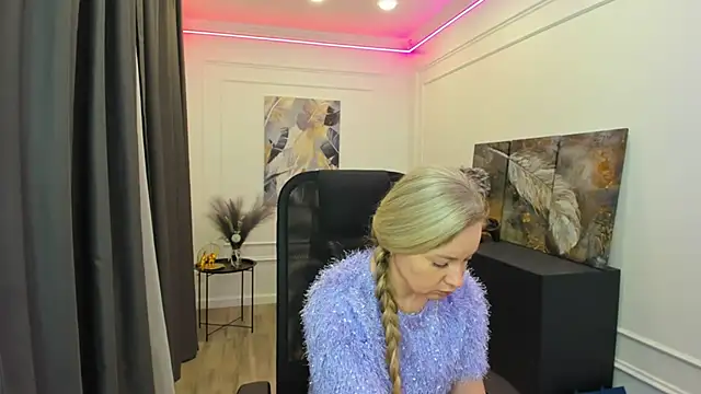 CharlotteKerti online show from April 6, 2026, 12:06 pm