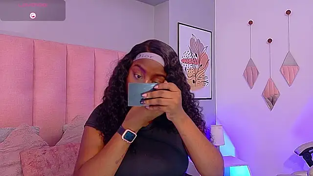 Snapshot of Aitana_Oliveira chatting on February 10, 2026, 8:02 pm Aitana Oliveira online show from February 10, 2026, 8:02 pm