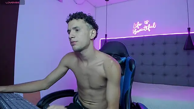 JDWhite18 online show from April 12, 2026, 11:32 pm