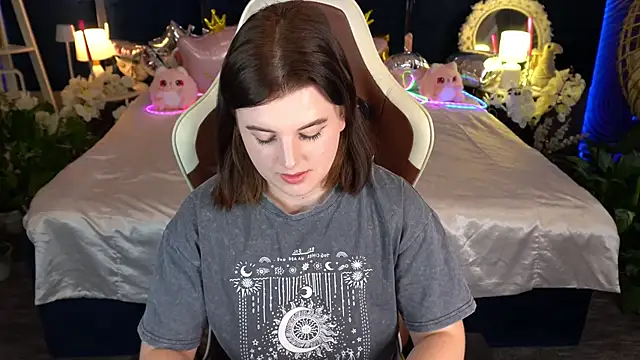 Snapshot of KristiFoxy chatting on June 14, 2026, 12:29 pm KristiFoxy online show from June 14, 2026, 12:29 pm