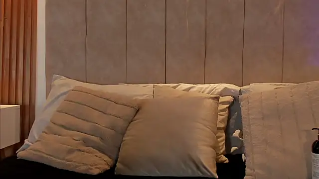  Laura saenz1 online show from February 18, 2026, 12:23 pm