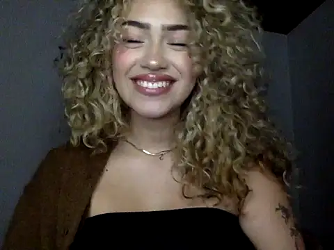Snapshot of Maddy_Beluci chatting on March 5, 2026, 5:03 am Maddy Beluci online show from March 5, 2026, 5:03 am