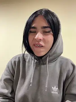 Sara Fernandez  online show from March 6, 2026, 1:51 pm