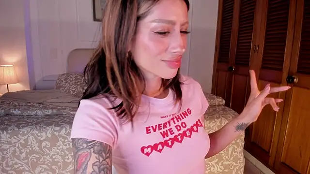 Snapshot of ConnieDeep chatting on April 15, 2026, 10:11 am ConnieDeep online show from April 15, 2026, 10:11 am