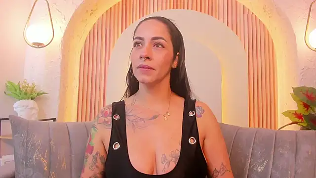 Snapshot of violet_scott_ chatting on February 27, 2026, 10:26 am violet scott online show from February 27, 2026, 10:26 am