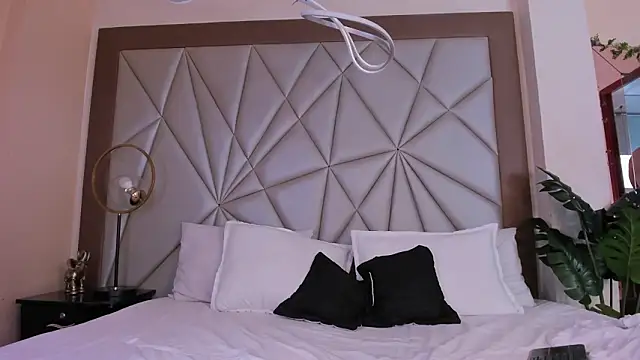 valenssio moretti online show from March 4, 2026, 8:04 pm