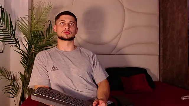 valenssio moretti online show from March 18, 2026, 3:42 am