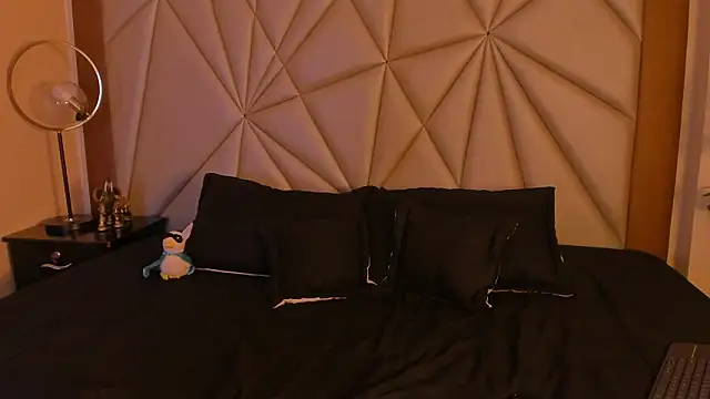 valenssio moretti online show from March 25, 2026, 3:34 am