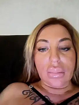 MiaMooly online show from December 16, 2025, 6:35 pm