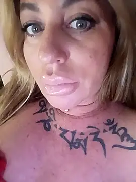 MiaMooly online show from April 17, 2026, 5:27 pm