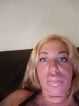 MiaMooly online show from June 19, 2026, 7:39 pm