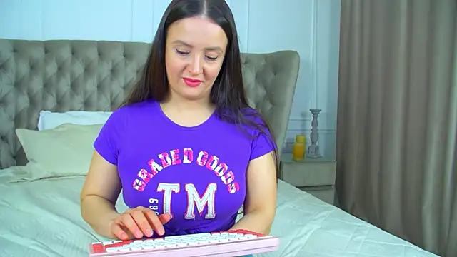 ElinaBellucci online show from April 6, 2026, 4:21 am