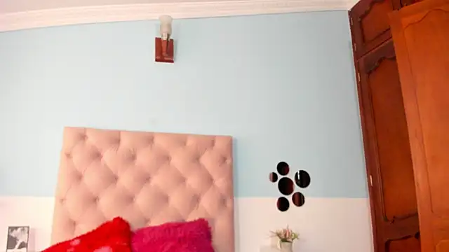 Snapshot of Zoe_grey0 chatting on February 14, 2026, 1:30 pm Zoe grey0 online show from February 14, 2026, 1:30 pm