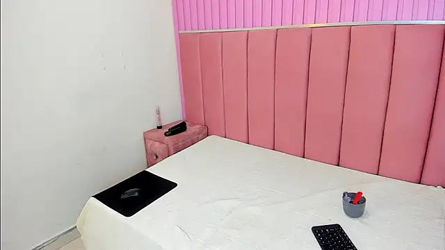 LunaSmithly online show from April 4, 2026, 6:38 pm