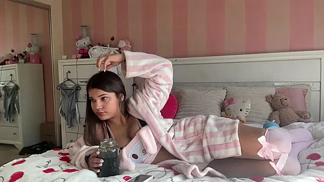 Snapshot of TheDaisyPink chatting on February 6, 2026, 9:51 pm TheDaisyPink online show from February 6, 2026, 9:51 pm