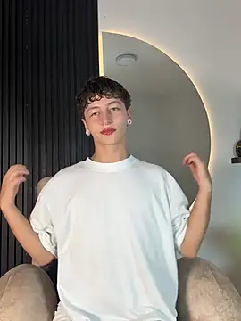 ARON LUXX online show from February 9, 2026, 3:10 am