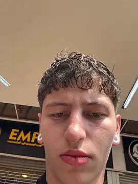 Snapshot of ARON_LUXX chatting on March 4, 2026, 2:56 pm ARON LUXX online show from March 4, 2026, 2:56 pm