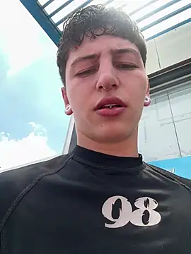 Snapshot of ARON_LUXX chatting on March 7, 2026, 5:43 pm ARON LUXX online show from March 7, 2026, 5:43 pm