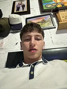 Snapshot of ARON_LUXX chatting on March 14, 2026, 10:59 pm ARON LUXX online show from March 14, 2026, 10:59 pm