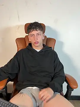 Snapshot of ARON_LUXX chatting on March 16, 2026, 6:34 pm ARON LUXX online show from March 16, 2026, 6:34 pm