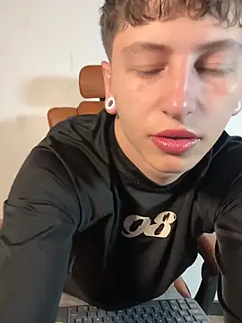 Snapshot of ARON_LUXX chatting on March 17, 2026, 7:17 pm ARON LUXX online show from March 17, 2026, 7:17 pm