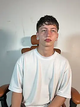 Snapshot of ARON_LUXX chatting on March 19, 2026, 11:20 pm ARON LUXX online show from March 19, 2026, 11:20 pm