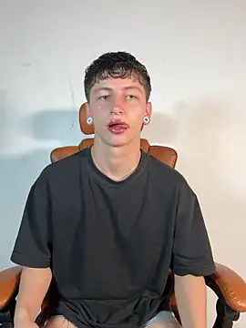 Snapshot of ARON_LUXX chatting on March 21, 2026, 2:31 pm ARON LUXX online show from March 21, 2026, 2:31 pm