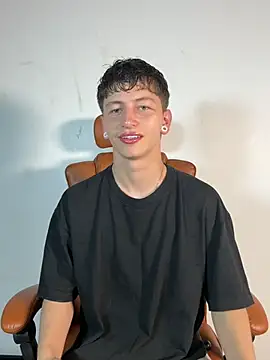 Snapshot of ARON_LUXX chatting on March 22, 2026, 4:32 pm ARON LUXX online show from March 22, 2026, 4:32 pm