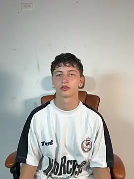 Snapshot of ARON_LUXX chatting on March 24, 2026, 4:01 pm ARON LUXX online show from March 24, 2026, 4:01 pm