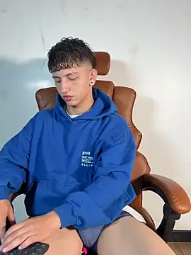 Snapshot of ARON_LUXX chatting on March 27, 2026, 3:12 pm ARON LUXX online show from March 27, 2026, 3:12 pm