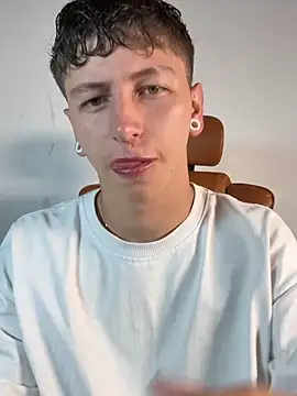 Snapshot of ARON_LUXX chatting on March 31, 2026, 3:12 pm ARON LUXX online show from March 31, 2026, 3:12 pm