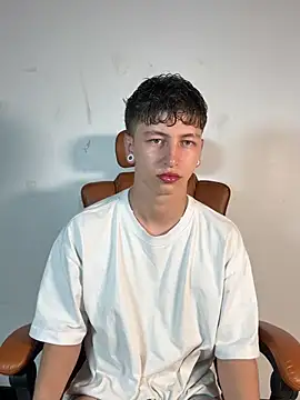 Snapshot of ARON_LUXX chatting on April 1, 2026, 2:03 pm ARON LUXX online show from April 1, 2026, 2:03 pm