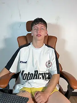 Snapshot of ARON_LUXX chatting on April 4, 2026, 2:36 pm ARON LUXX online show from April 4, 2026, 2:36 pm