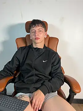 Snapshot of ARON_LUXX chatting on April 7, 2026, 2:39 pm ARON LUXX online show from April 7, 2026, 2:39 pm